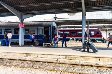 Bükreş Kuzey tren istasyonunda bekleyen trenler ve insanlar (Gara