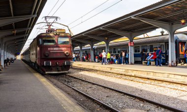 Bükreş Kuzey tren istasyonunda bekleyen trenler ve insanlar (Gara