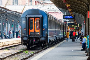 Bükreş Kuzey tren istasyonunda bekleyen trenler ve insanlar (Gara