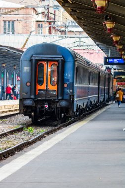 Bükreş Kuzey tren istasyonunda bekleyen trenler ve insanlar (Gara