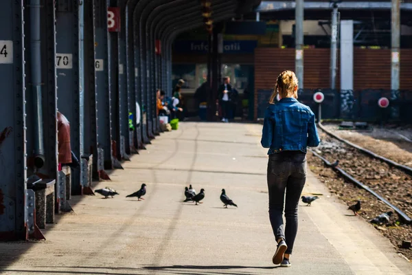 Jeune femme marchant seule sur le quai du train de Bucarest Nord R — Photo