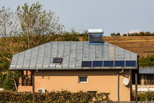 Calentador de agua solar en la azotea de una casa . — Foto de Stock