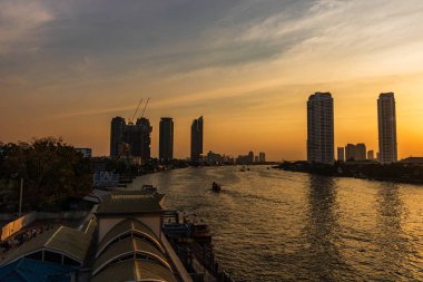 Gün batımında Bangkok şehir manzarası. Bangkok 'un bu işteki görüntüsü