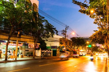 Bangkok 'ta gece trafiği. Hareket bulanıklığı. Bangkok, Tayland, 2019.