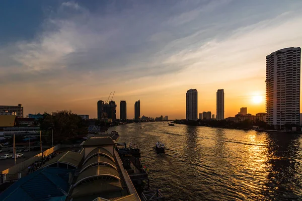 Bangkok cityscape at sunset. View of Bangkok in the business dis — Stock Photo, Image
