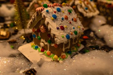 Arka planda bulanık bir Noel süsü var. Zencefilli ev