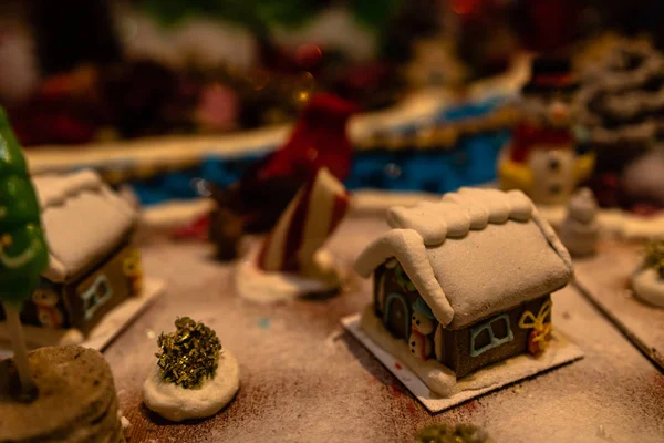 Decorações de Natal contra fundo desfocado. Casas de gengibre — Fotografia de Stock
