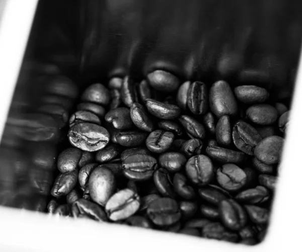 Foto en blanco y negro de granos de café . — Foto de Stock