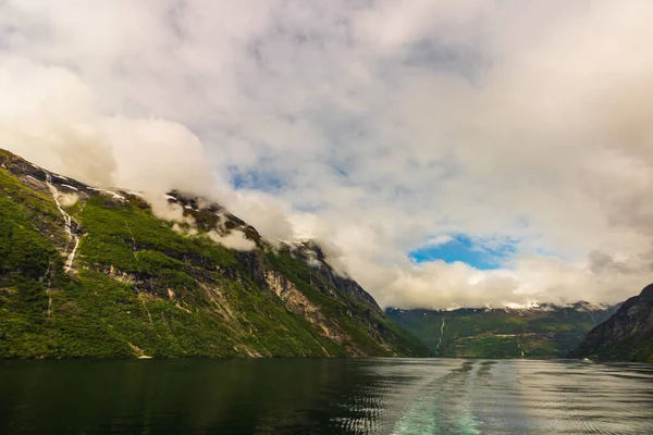 A hét nővér vízesés Geiranger, Norvégia (7 nővérek Wat — Stock Fotó