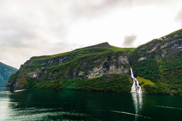 Talip, Geiranger Fjord, Norveç 'te bir şelale. 