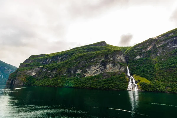 De Suitor, een waterval in Geiranger Fjord, Noorwegen, tegenover — Stockfoto