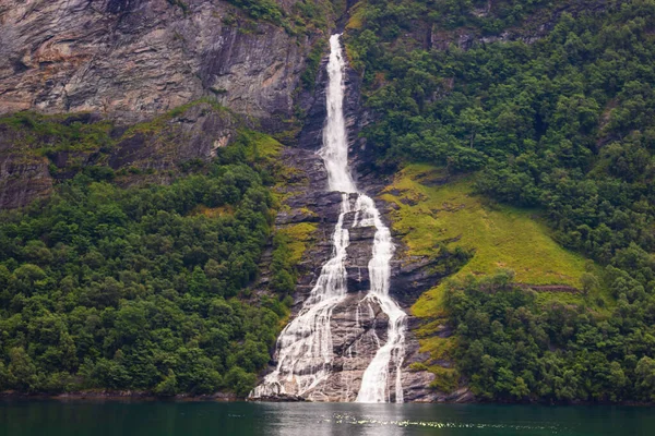 ノルウェーのゲイリャンガー・フィヨルドの滝である監視員は、 — ストック写真