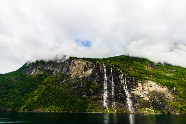 Die sieben Schwestern Wasserfall in geiranger, Norwegen (7 Schwestern wat — Stockfoto