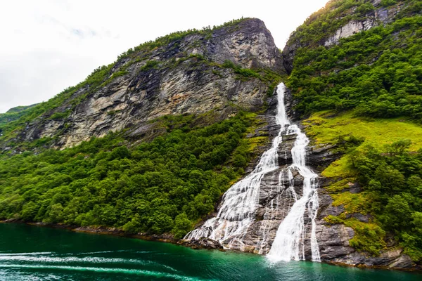 The Suitor, una cascada en Geiranger Fjord, Noruega, frente a — Foto de Stock