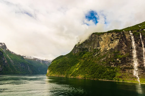 Cascada de las Siete Hermanas en Geiranger, Noruega (7 Sisters Wat — Foto de Stock