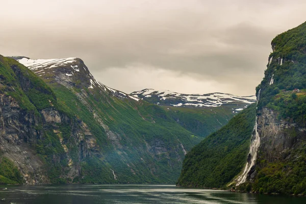 Cascada de las Siete Hermanas en Geiranger, Noruega (7 Sisters Wat — Foto de Stock