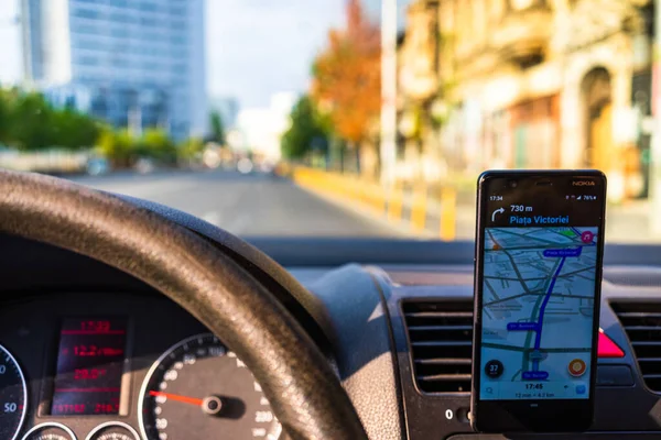 In car dashboard view with smartphone showing Waze maps to show — Stock Photo, Image