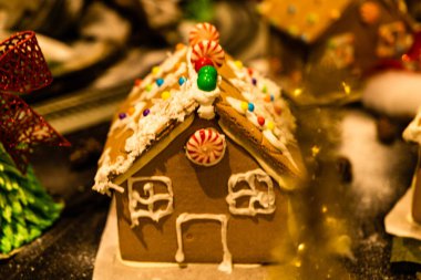 Arka planda bulanık bir Noel süsü var. Zencefilli ev