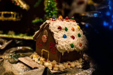 Arka planda bulanık bir Noel süsü var. Zencefilli ev