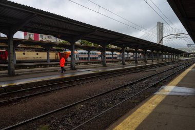 Tren mürettebatı Bucha tren istasyonunda.