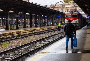 Bükreş Kuzey Tren İstasyonu platformunda tren (Gara d