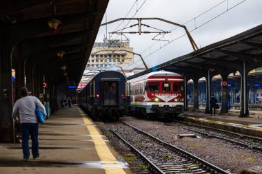 Bükreş Kuzey Tren İstasyonu platformunda tren (Gara d