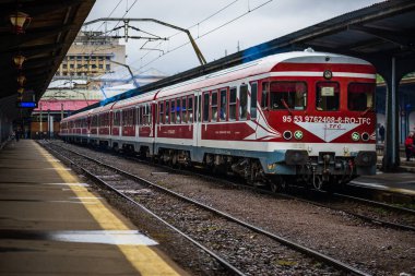 Bükreş Kuzey Tren İstasyonu platformunda tren (Gara d