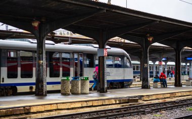 Bükreş Kuzey Tren İstasyonu platformunda tren (Gara d
