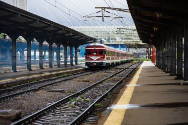 Bükreş Kuzey Tren İstasyonu platformunda tren (Gara d