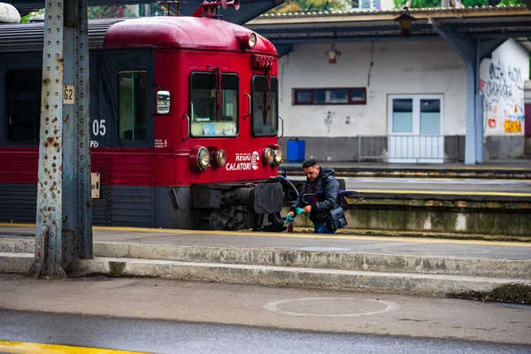 Tren en la plataforma de la estación de tren del norte de Bucarest (Gara d — Foto de Stock