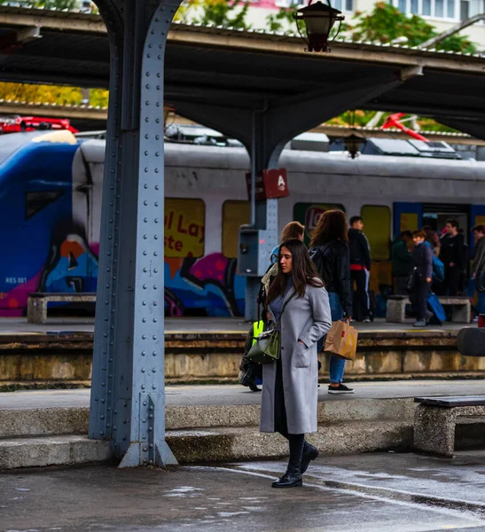 Young girl walking on the platform of Bucharest North Railway St — ストック写真