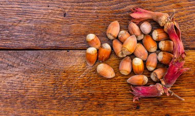 Tahtada kırmızı fındık. Ayrı fındıklar..