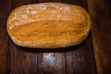 Tahtada taze pişmiş ekmek. Ev yapımı ekmek..