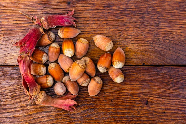 Nocciole rosse su una tavola di legno. Nocciole isolate . — Foto Stock