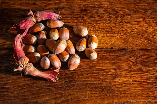 Nocciole rosse su una tavola di legno. Nocciole isolate . — Foto Stock