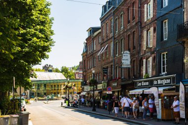 Turistler Honfleur, Fransa 'da alışveriş kuyruğunda, 2019