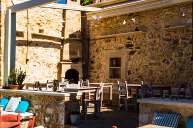 Yunanistan 'ın Girit Adası' ndaki bir Yunan tavernasında restoran masası, 2019