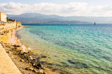Güneşli bir günde turistlerle dolu Ajaccio halk plajı. Yaz manzarası