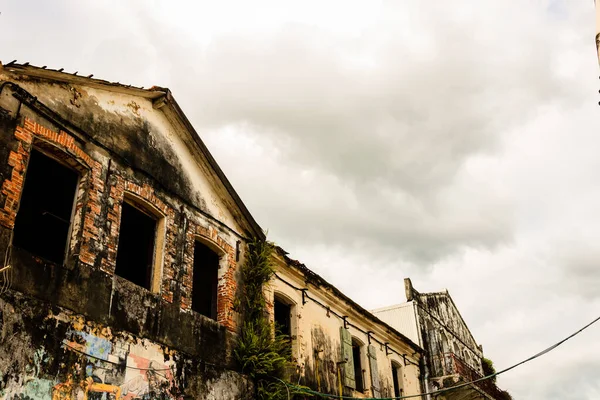 Casa abbandonata in rovina a Fort de France, Martinica, 2019 . — Foto Stock
