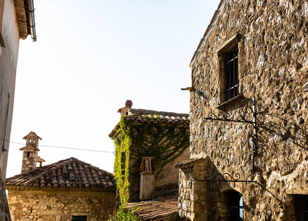Gamla byggnader i den pittoreska medeltida byn Eze, Frankrike — Stockfoto