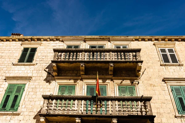 Dom z zielonymi okiennicami i starymi balkonami w Kotor, Czarnogóra — Zdjęcie stockowe