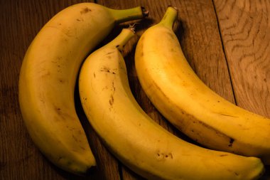 Tahtada taze olgun muzlar..