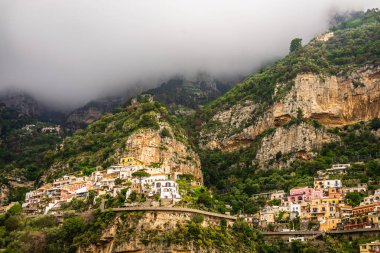 Amalfi Sahili İtalya boyunca Positano köyün görünümü