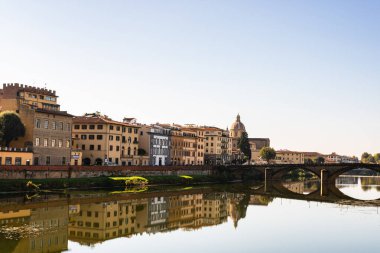 Arno R üzerindeki Ponte Vecchio ortaçağ taş köprüsünün yan görüntüsü