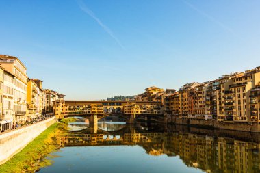 Arno R üzerindeki Ponte Vecchio ortaçağ taş köprüsünün yan görüntüsü