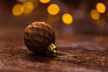 Arka planda bulanık bir Noel süsü var. G 'ye yaklaş