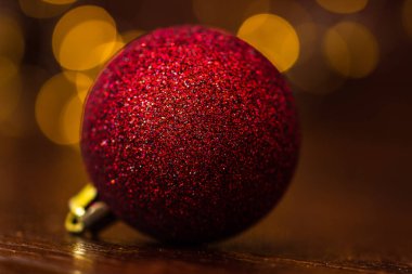 Arka planda bulanık bir Noel süsü var. G 'ye yaklaş