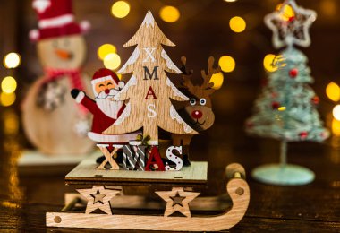 Arka planda bulanık bir Noel süsü var. Yakın çekim... 