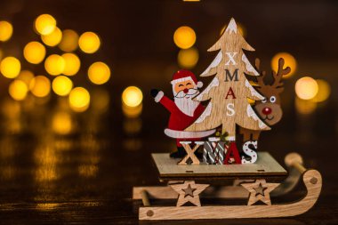 Arka planda bulanık bir Noel süsü var. Yakın çekim... 