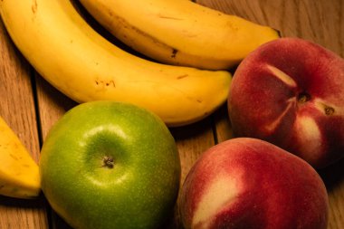 Tahtada elma, şeftali ve muz. Sağlığın bileşimi